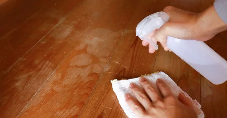 Skuteczne sposoby na porysowane panele - jak je wyczyścić?