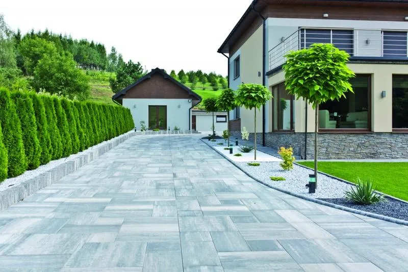 Jakie płytki na podjazd wybrać, aby były trwałe i odporne na warunki?