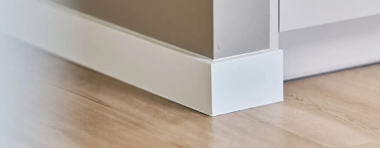 Jakie listwy przypodłogowe do paneli – wybierz najlepsze materiały i style