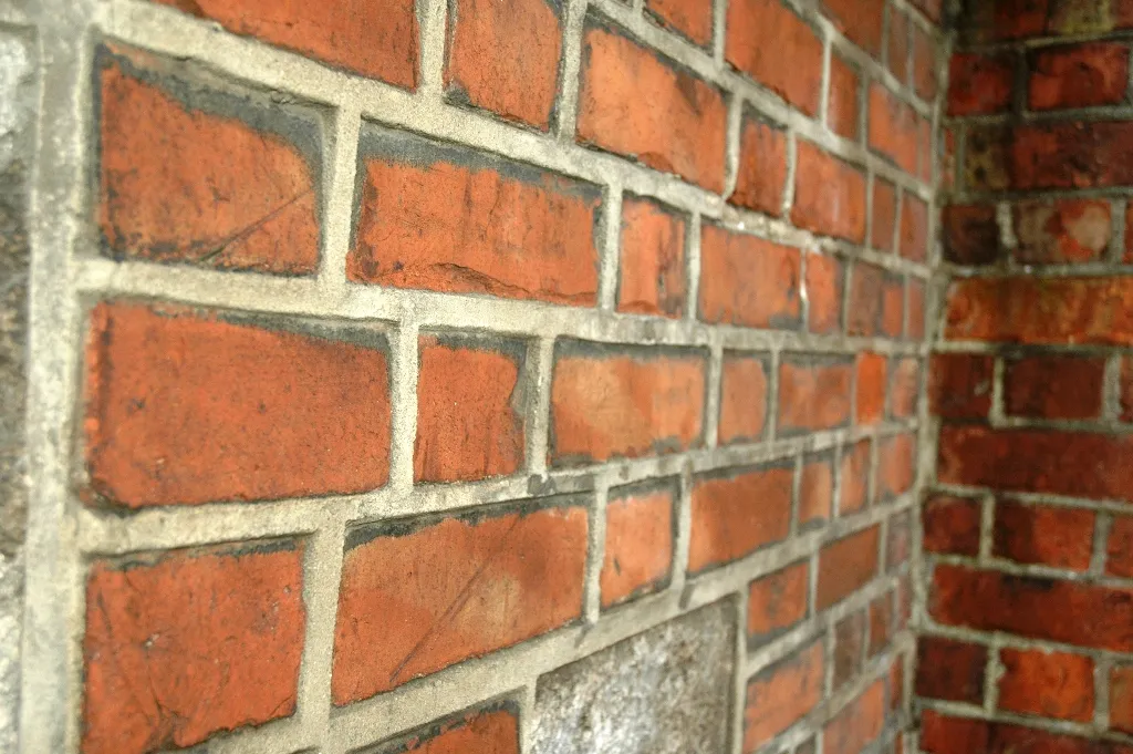 Cegły wystające co druga w murze – jak uniknąć błędów w budowie