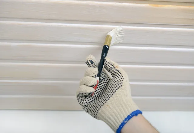 Jak malować boazerię na biało? Wybór farby i skuteczne techniki malowania