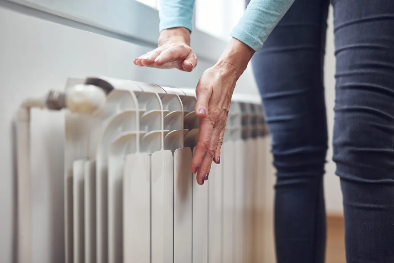 Dlaczego grzejnik jest zimny na dole? 5 przyczyn i rozwiązań