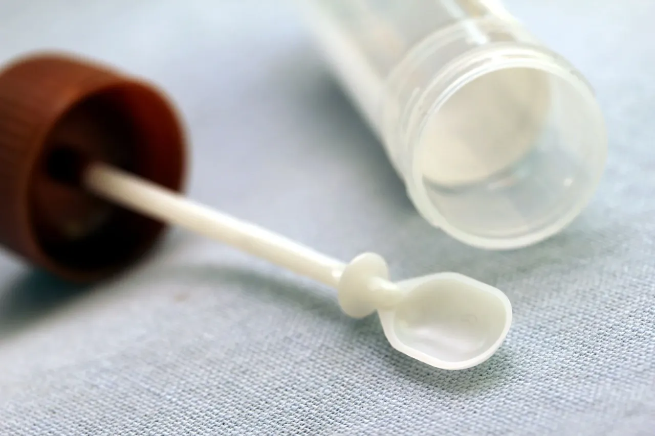 Czy kał do badania można pobrać dzień wcześniej i jak to zrobić?