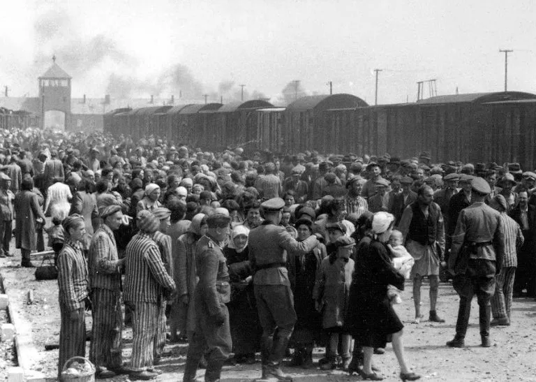 Czym się różni Auschwitz od Birkenau? Kluczowe fakty i historie