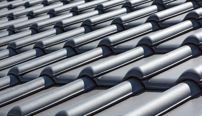 Co droższe: dachówka czy blachodachówka? Porównanie kosztów i trwałości