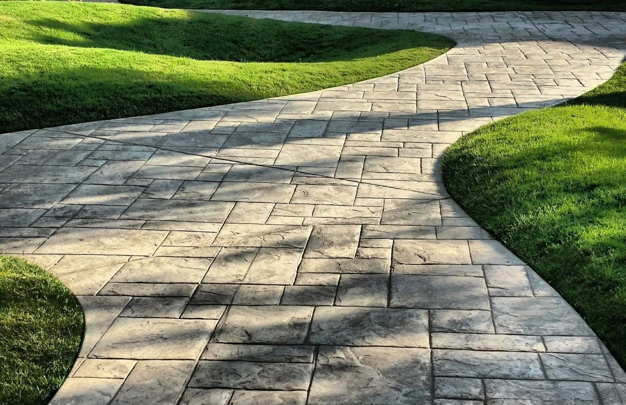 Czy można pomalować kostkę brukową? Poznaj fakty i metody