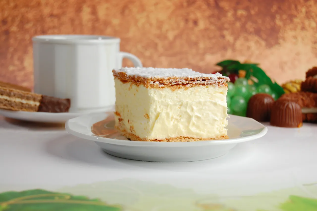 Przepisy na ciasta ze śmietaną, które zachwycą Twoich gości