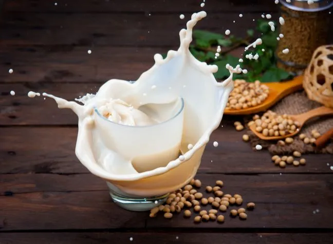 Napój sojowy czy zdrowy? Odkryj korzyści i ryzyka dla zdrowia