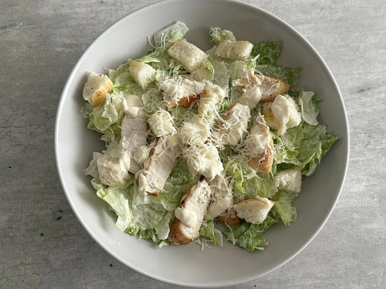 Jak zrobić sałatkę Cezar, aby zachwycić smakiem i prostotą przygotowania