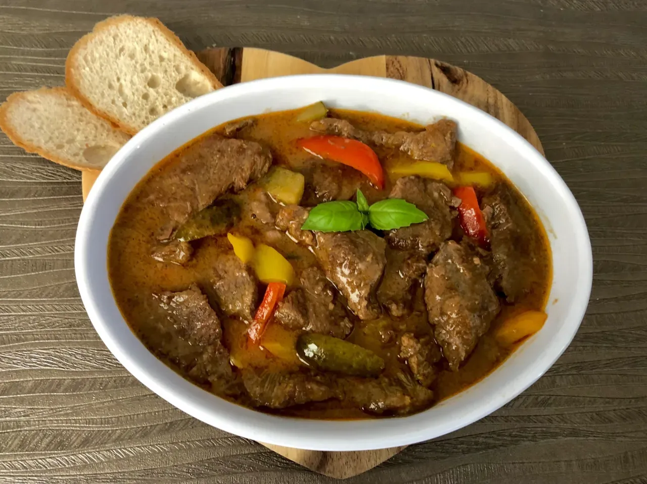 Jaka wołowina na strogonowa? Oto najlepsze kawałki mięsa do dania