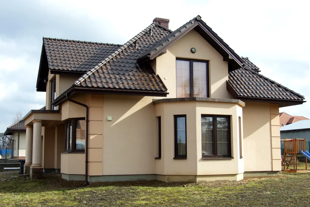 Brązowy dach jaka elewacja - idealne kolory dla harmonijnego wyglądu