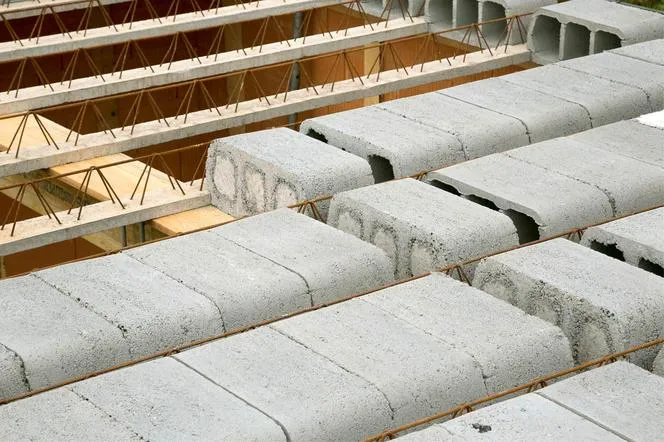 Co to jest strop gęstożebrowy? Kluczowe informacje o budowie i zaletach