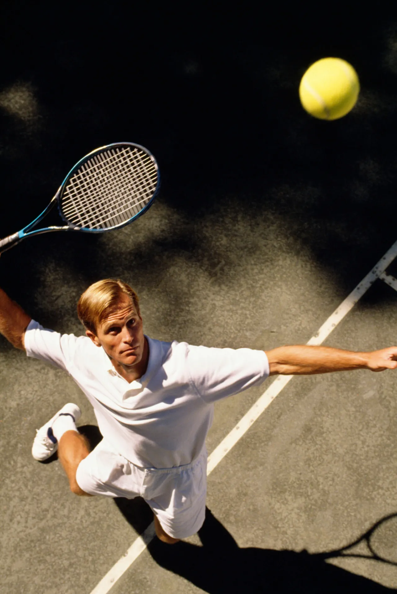 Jak poprawnie serwować w tenisie: unikaj błędów i opanuj techniki serwisu
