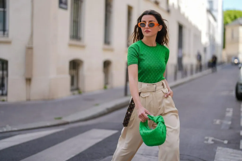 Zielona torebka stylizacje: jak nosić ją modnie na każdą okazję