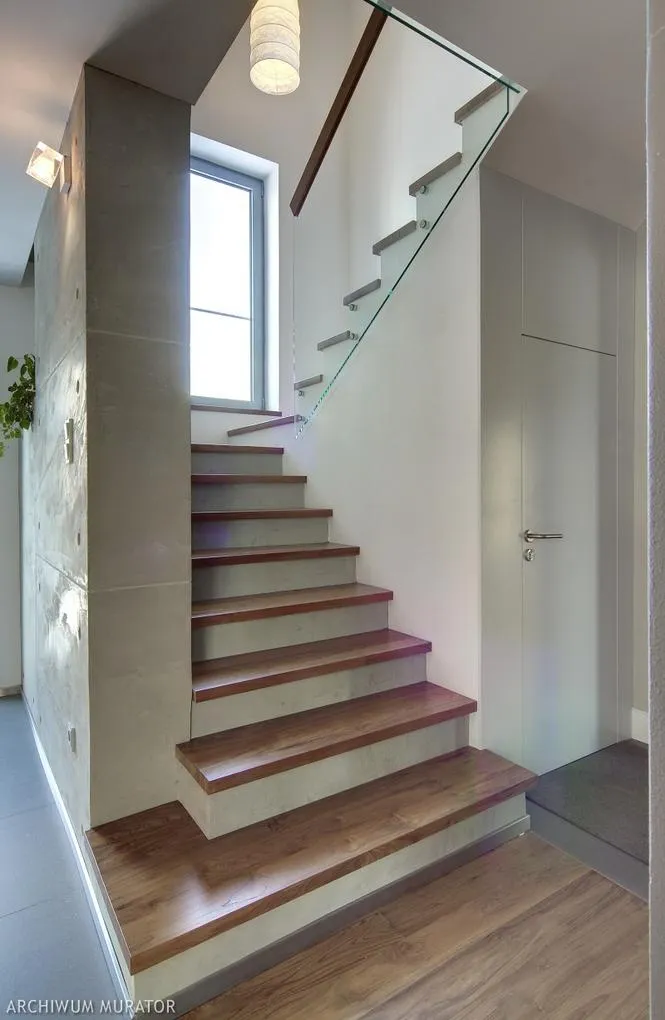 Betonowe schody krok po kroku: Jak uniknąć kosztownych błędów przy realizacji