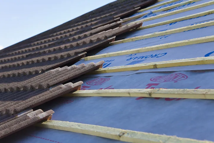 Dach bez kontrłat: Czy to bezpieczne rozwiązanie? Zalety i wady