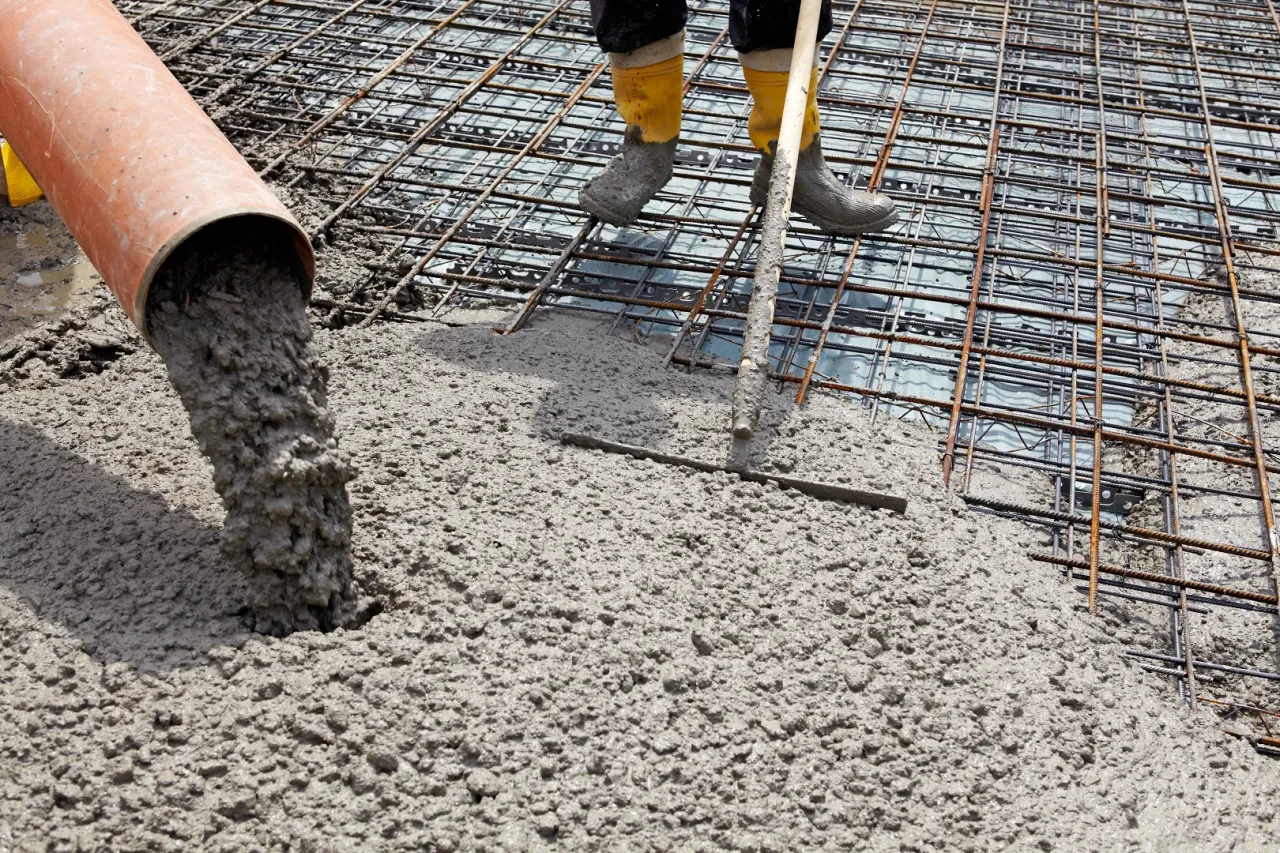 Jaki cement na fundament – kluczowe rodzaje i ich zastosowanie w budownictwie