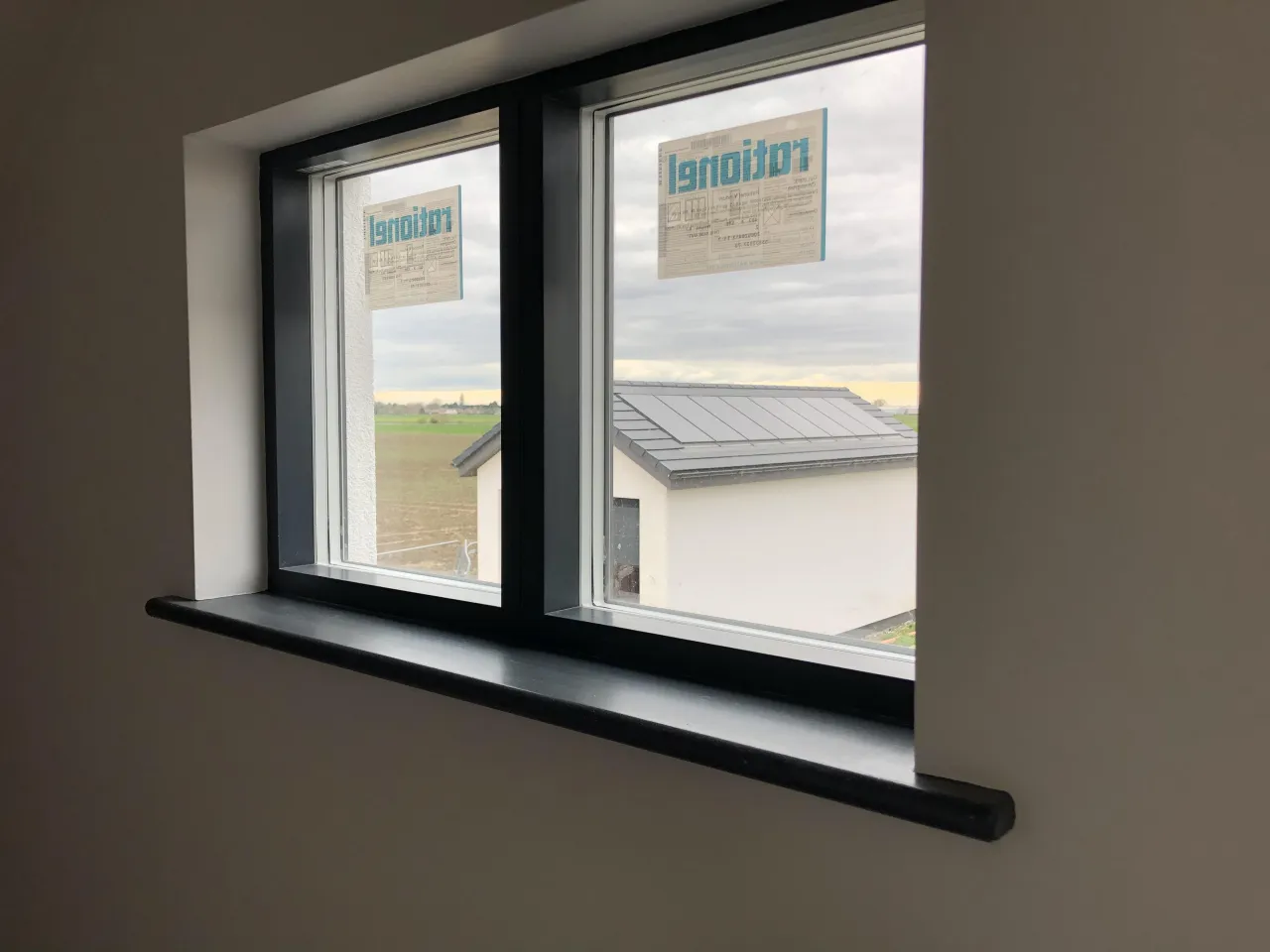 Jakie parapety wewnętrzne do antracytowych okien wybrać, by uniknąć błędów?