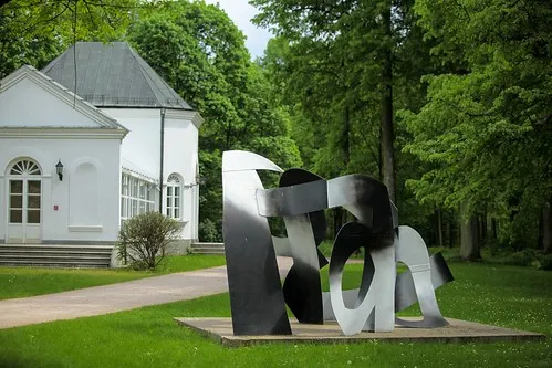 Centrum rzeźby w Orońsku: odkryj fascynujący świat sztuki rzeźbiarskiej