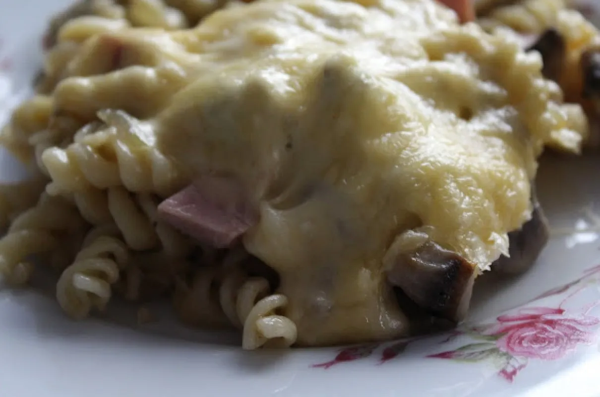 Zapiekanka makaronowa z pieczarkami i jajkiem – łatwy przepis na smaczne danie