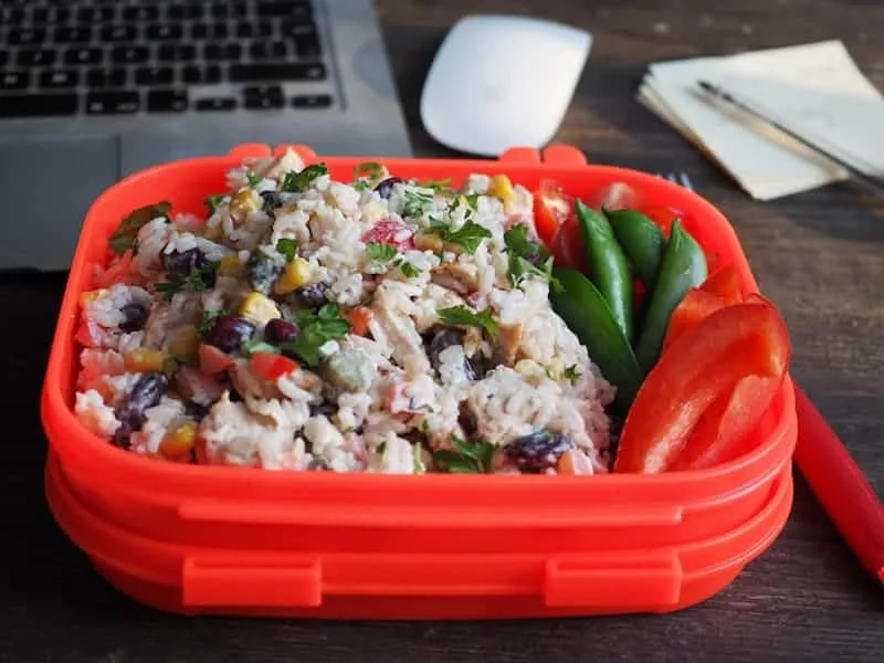 Jak zrobić sałatkę z ryżem - proste przepisy na pyszne dania