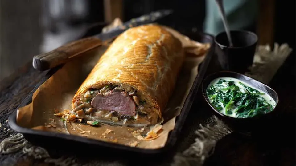 Wykwintny przepis na polędwicę w cieście francuskim, który zaskoczy gości