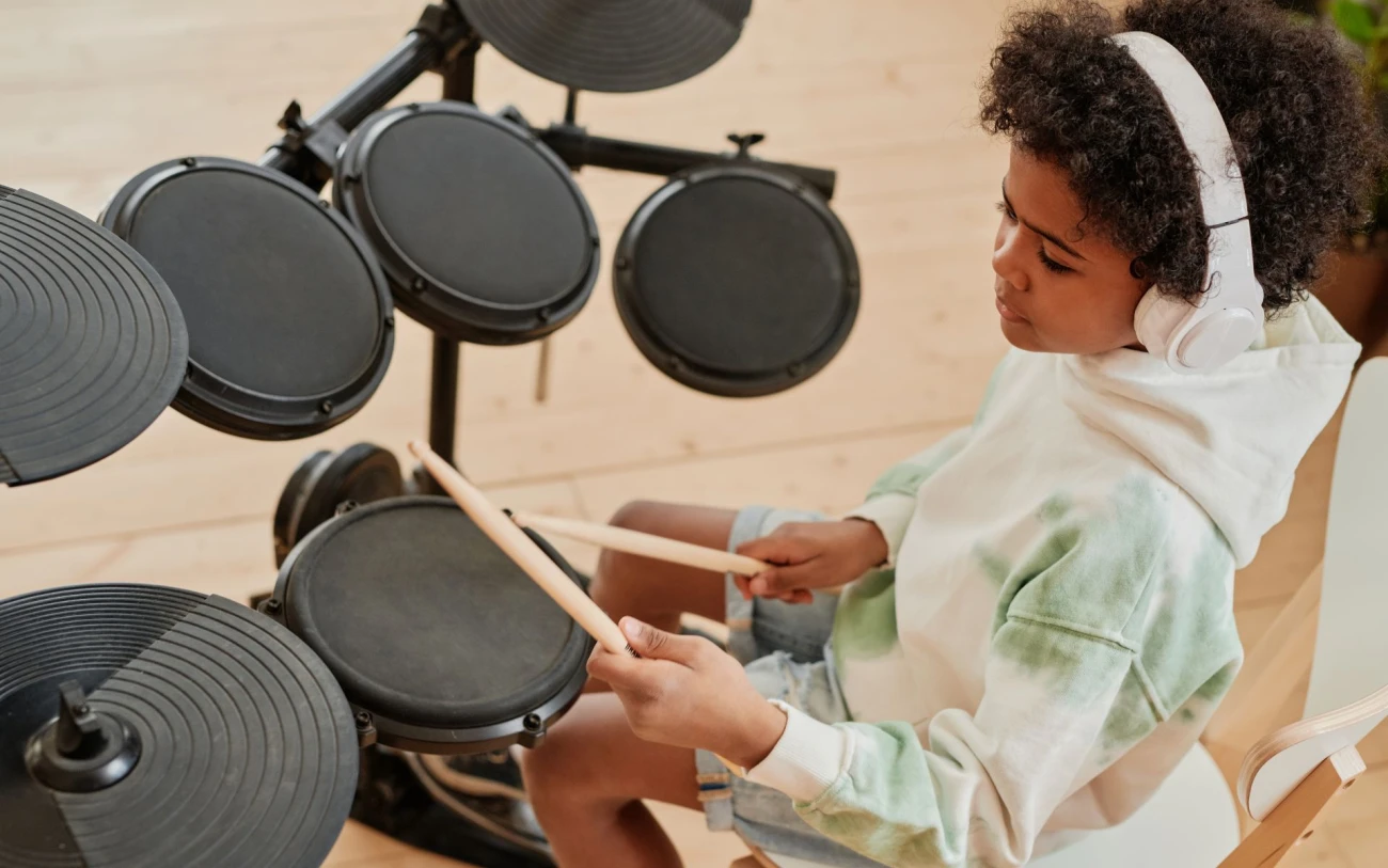 Perkusja elektroniczna w praktyce: Jak dostosować brzmienie do różnych gatunków muzycznych