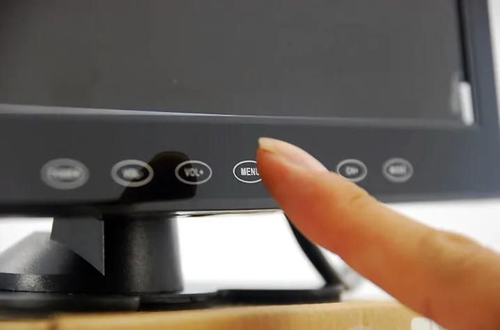 Jak włączyć telewizor bez pilota? Ratunkowe sposoby dla zdesperowanych widzów