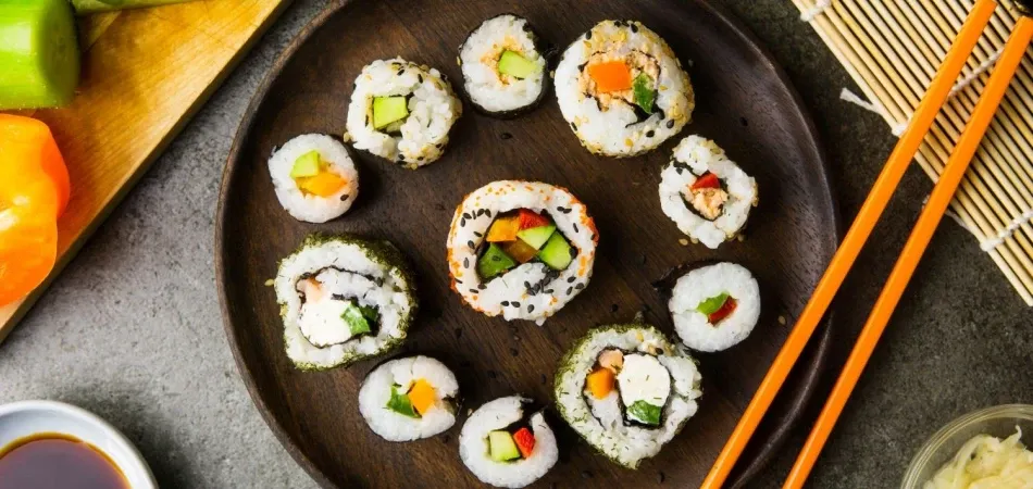 Z czym zrobić sushi wegetariańskie? Oto najlepsze składniki i pomysły