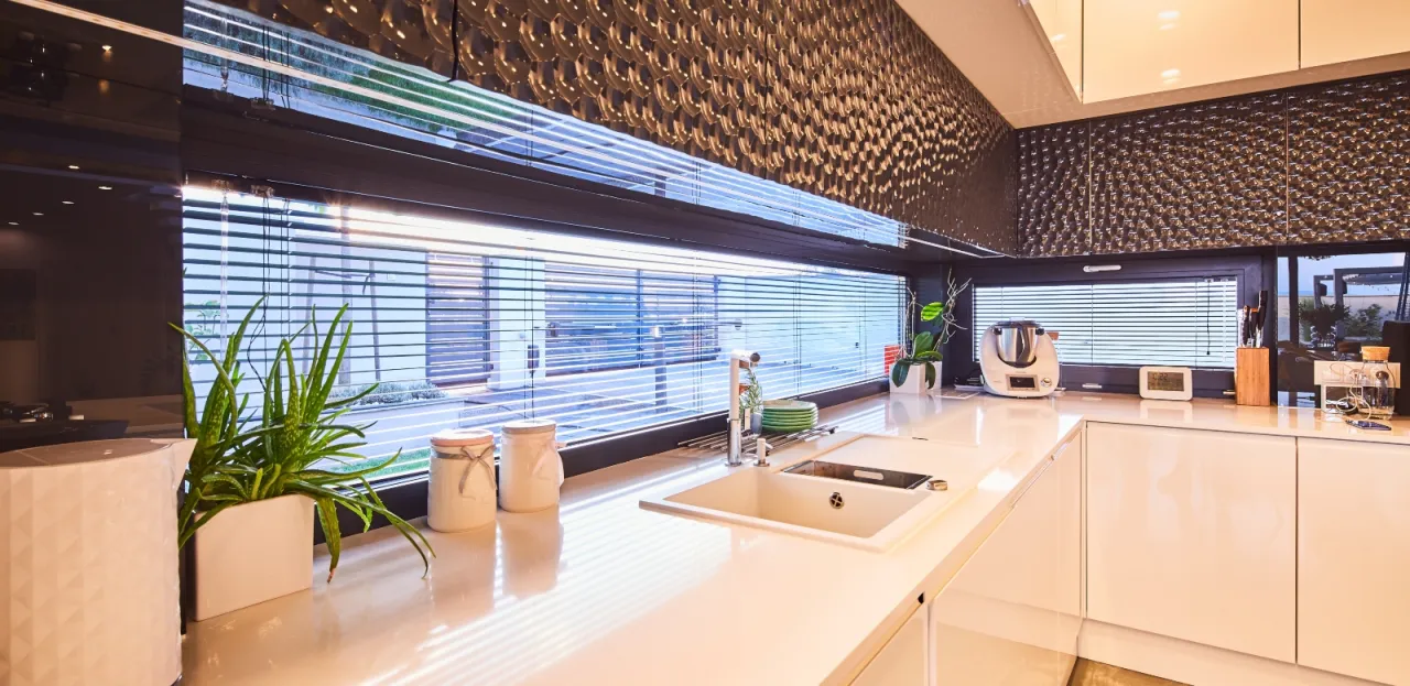 Pomysły na to, co postawić na oknie w kuchni, które zachwycą każdego