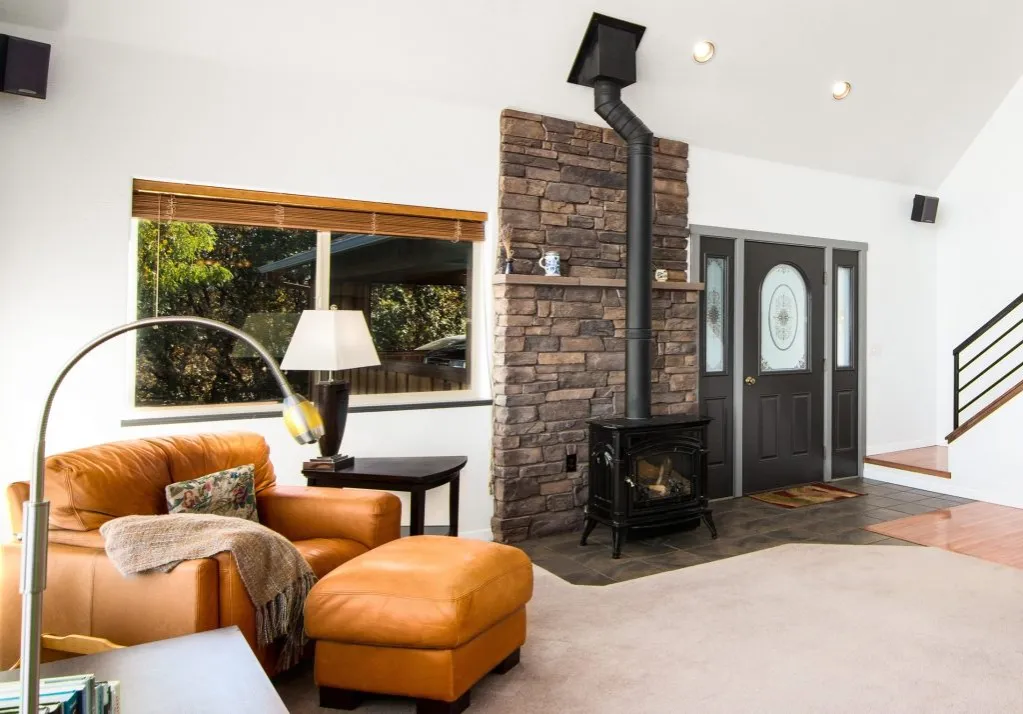 Jak połączyć kamień na ścianie z innymi materiałami, aby zachwycać?