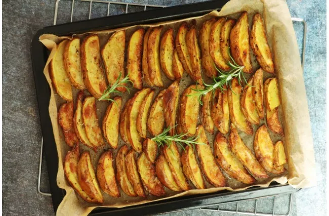 Ile piec surowe ziemniaki w piekarniku - prosty sposób na idealne danie