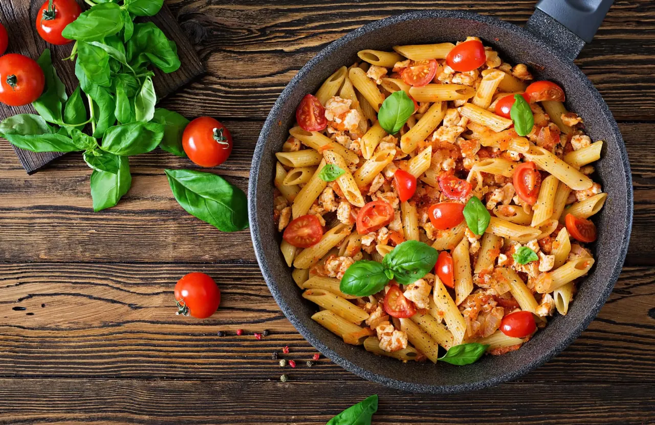 Prosty przepis na penne con pollo – makaron z kurczakiem w 30 minut