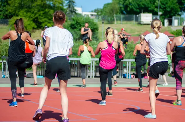 Jak odpowiednio korzystać z ogólnodostępnych siłowni zewnętrznych