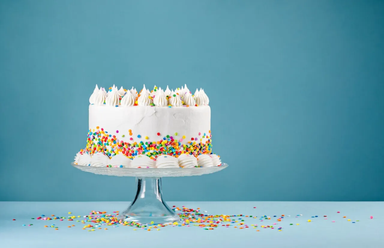 Jak udekorować boki tortu kremem – proste techniki i porady