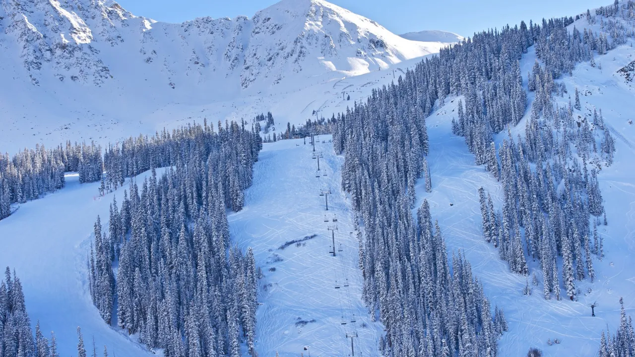 Bezpieczeństwo na stoku – jak unikać kontuzji podczas jazdy na nartach?