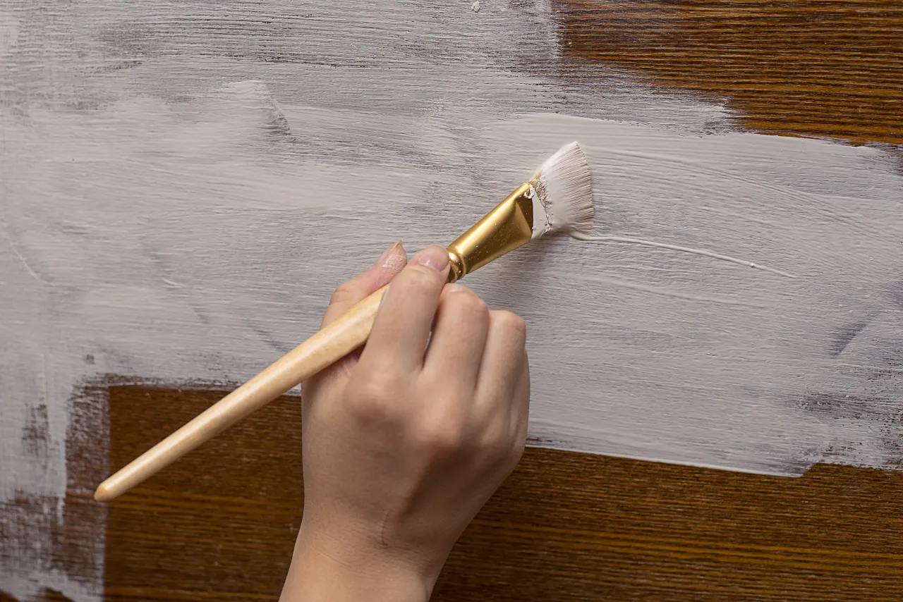 Jak malować drewno na biało, aby uzyskać trwały i piękny efekt?