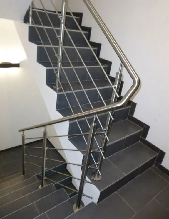 Jak zamontować balustradę na schodach: 9 kluczowych kroków