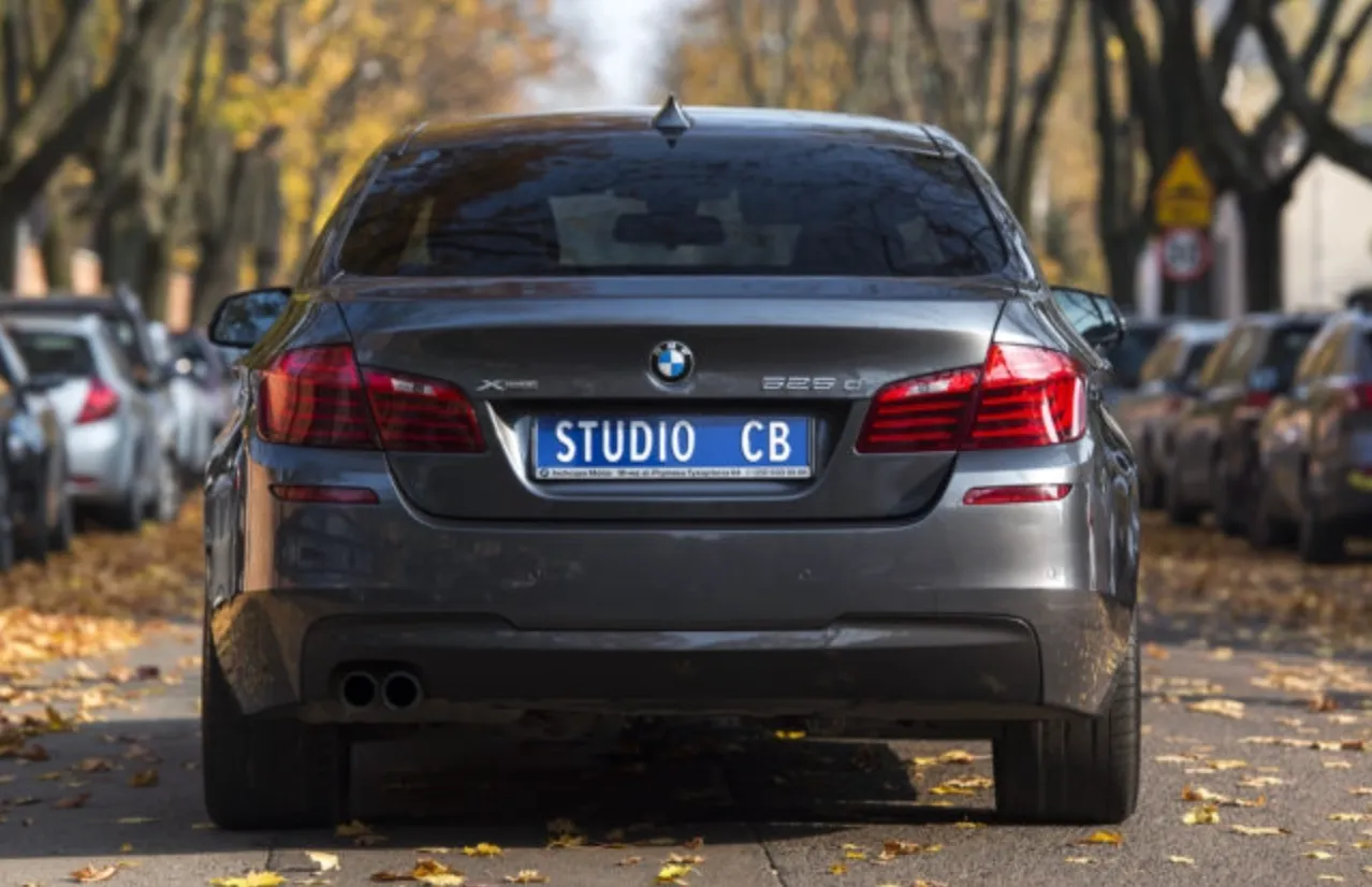 Jaka folia do przyciemniania szyb w samochodzie?