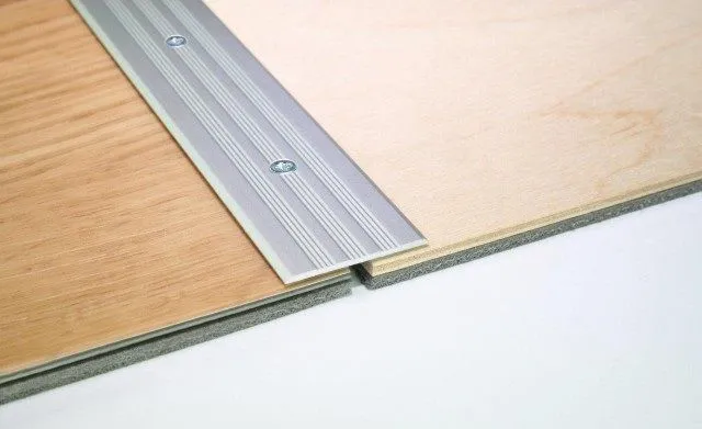 Listwy do łączenia paneli z płytkami: Trwałość i estetyka podłóg
