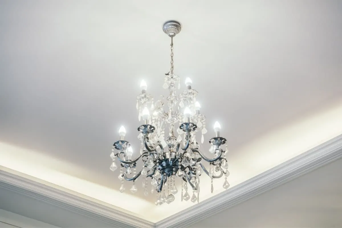 Jak podłączyć nowy żyrandol do starej instalacji bez błędów?