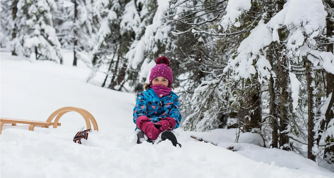 Jak bezpiecznie ubrać dziecko w góry zimą: poradnik dla rodziców