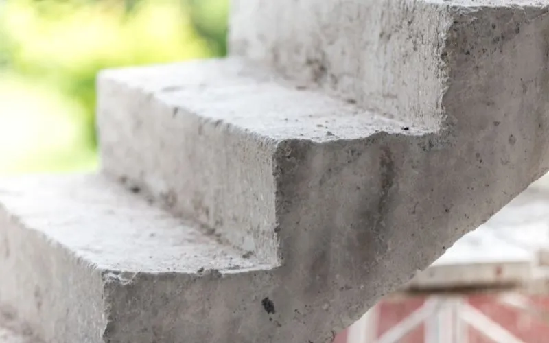 Jak odnowić stare schody betonowe zewnętrzne: 8 prostych kroków