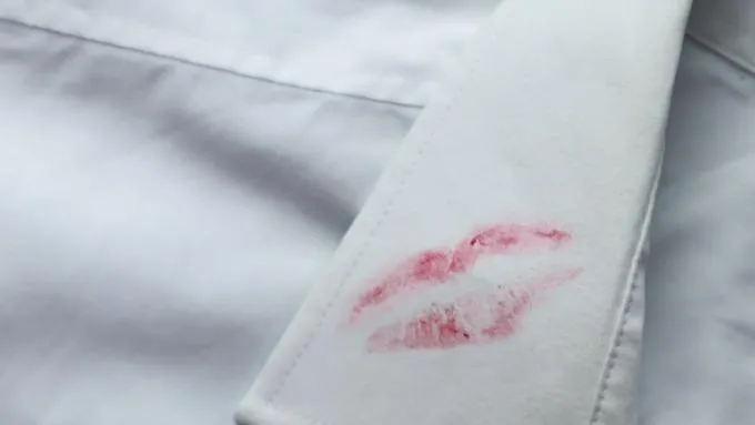 Skuteczne sposoby na usunięcie szminki z ubrania bez zniszczeń