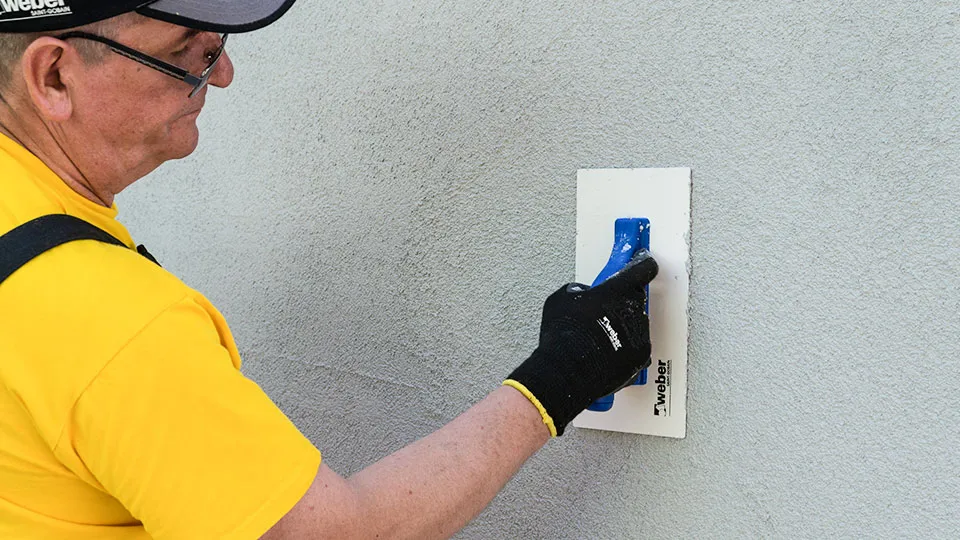 Jaki tynk na ścianę jednowarstwową jest najlepszy? Kluczowe informacje i porady