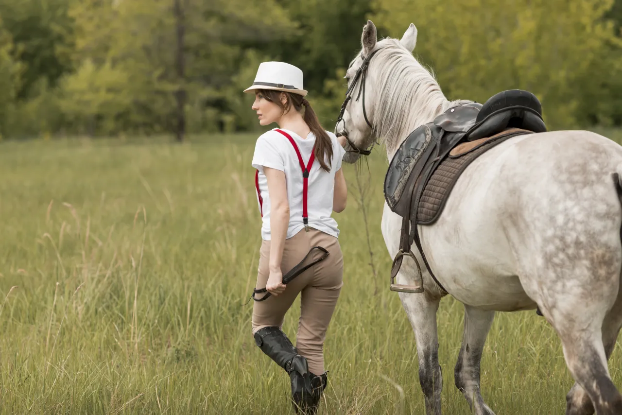 Podstawowy sprzęt jeździecki dla początkujących – co kupić na start przygody z jeździectwem?