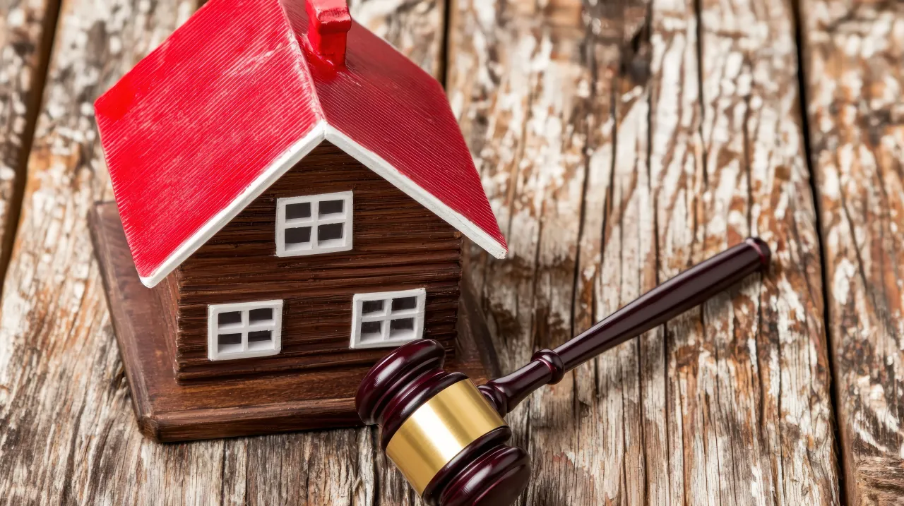 Licytacje komornicze domów – jak kupić nieruchomość taniej i bezpiecznie?