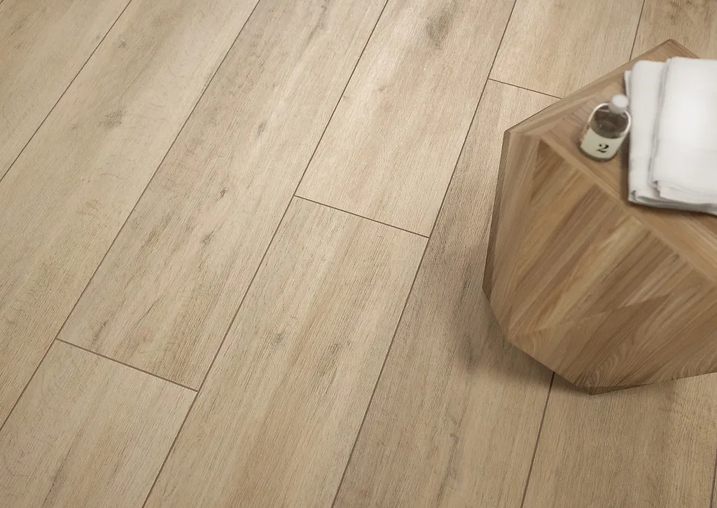 Płytki łazienkowe jak panele: co wybrać, by uniknąć rozczarowania?