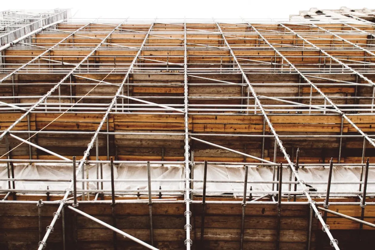 Uprawnienia i wymagania dotyczące osób montujących rusztowania - Ważne zasady