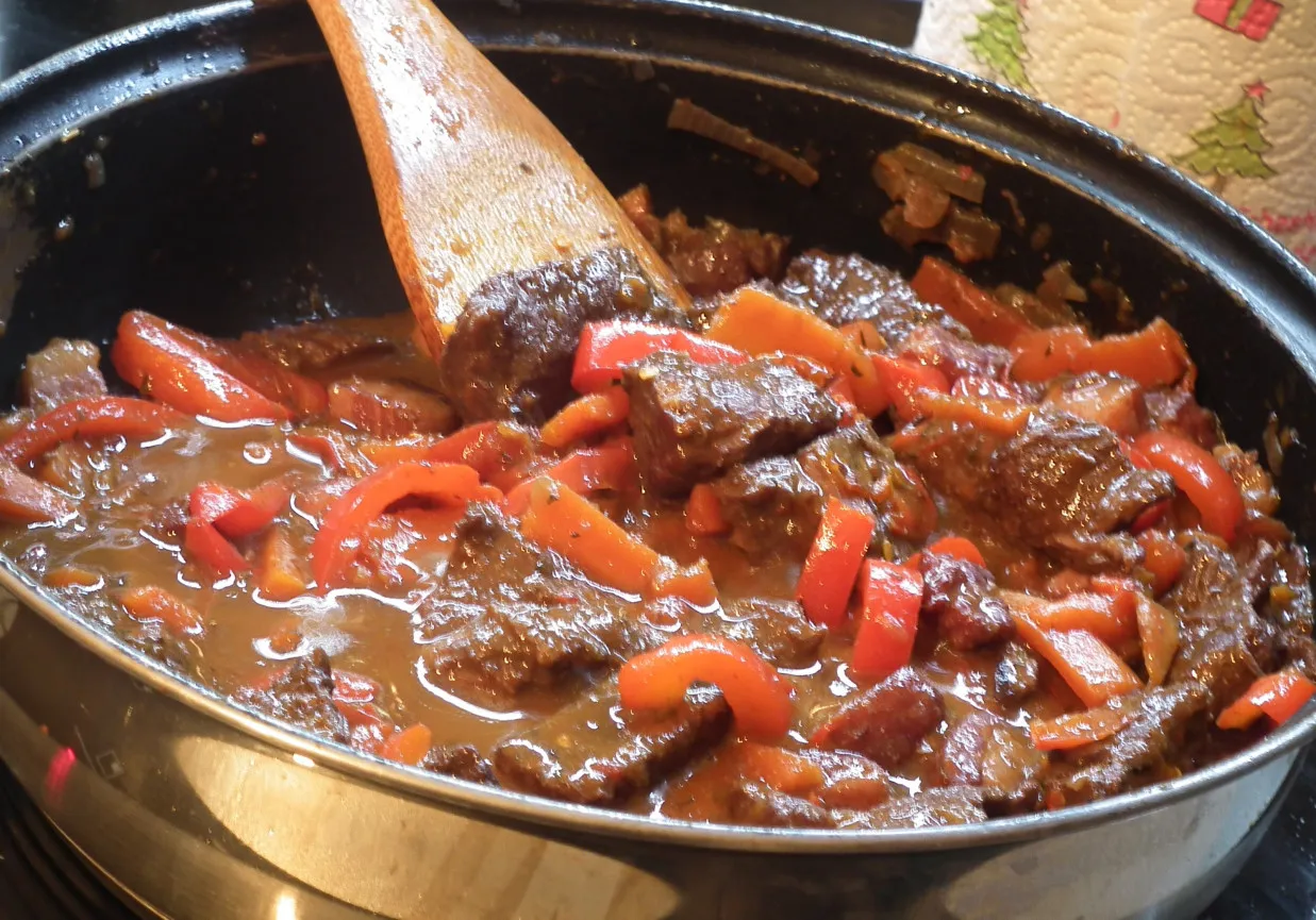 Jak przygotować wołowinę w winie, aby była soczysta i aromatyczna